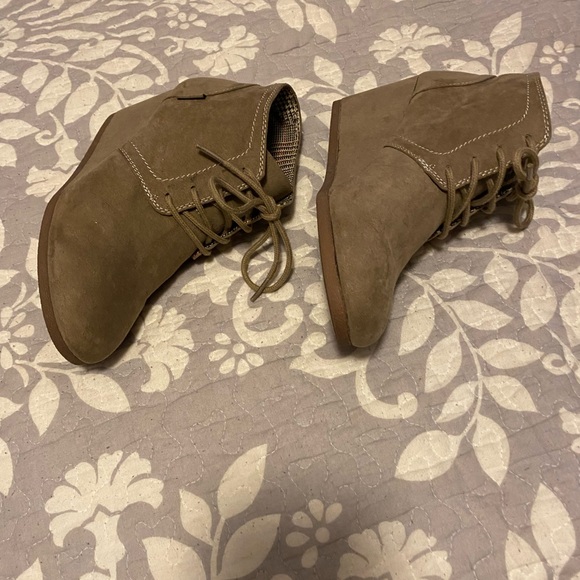 Route 66 Women's Taupe Lace-Up Wedge Bootie - Size 7 - Picture 3 of 7